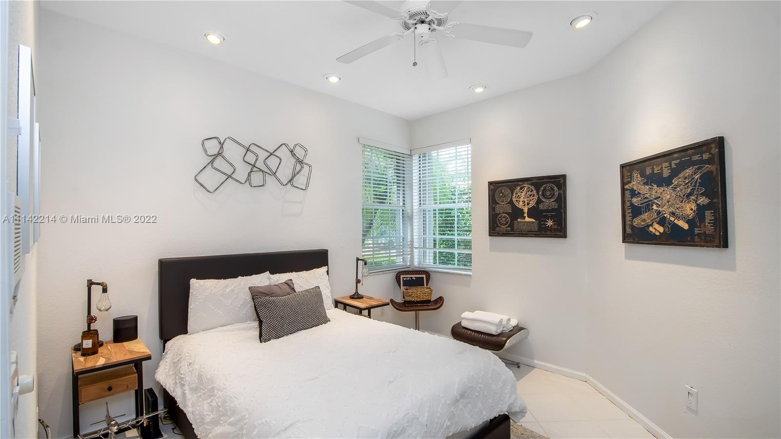 HOLLYWOOD LAKES COUNTRY C - Residential