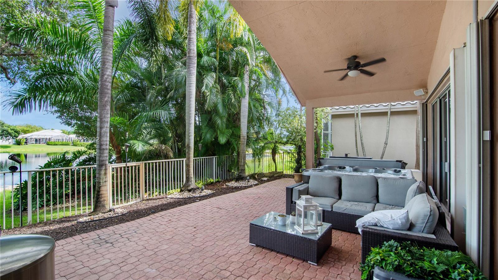 HOLLYWOOD LAKES COUNTRY C - Residential