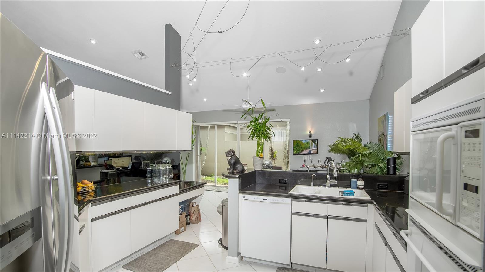 HOLLYWOOD LAKES COUNTRY C - Residential