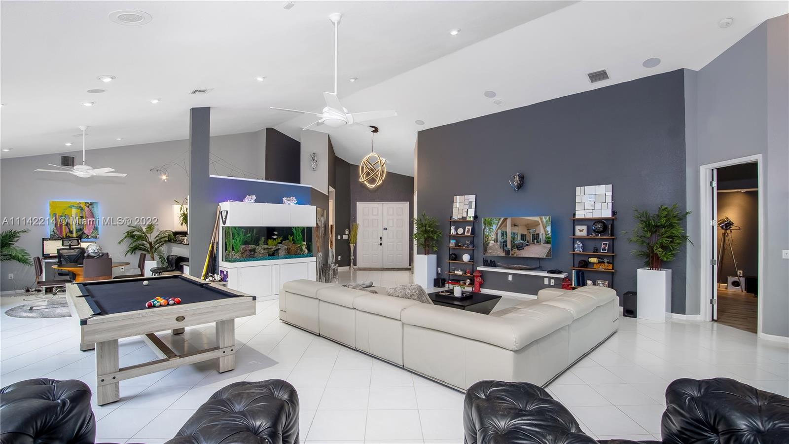 HOLLYWOOD LAKES COUNTRY C - Residential