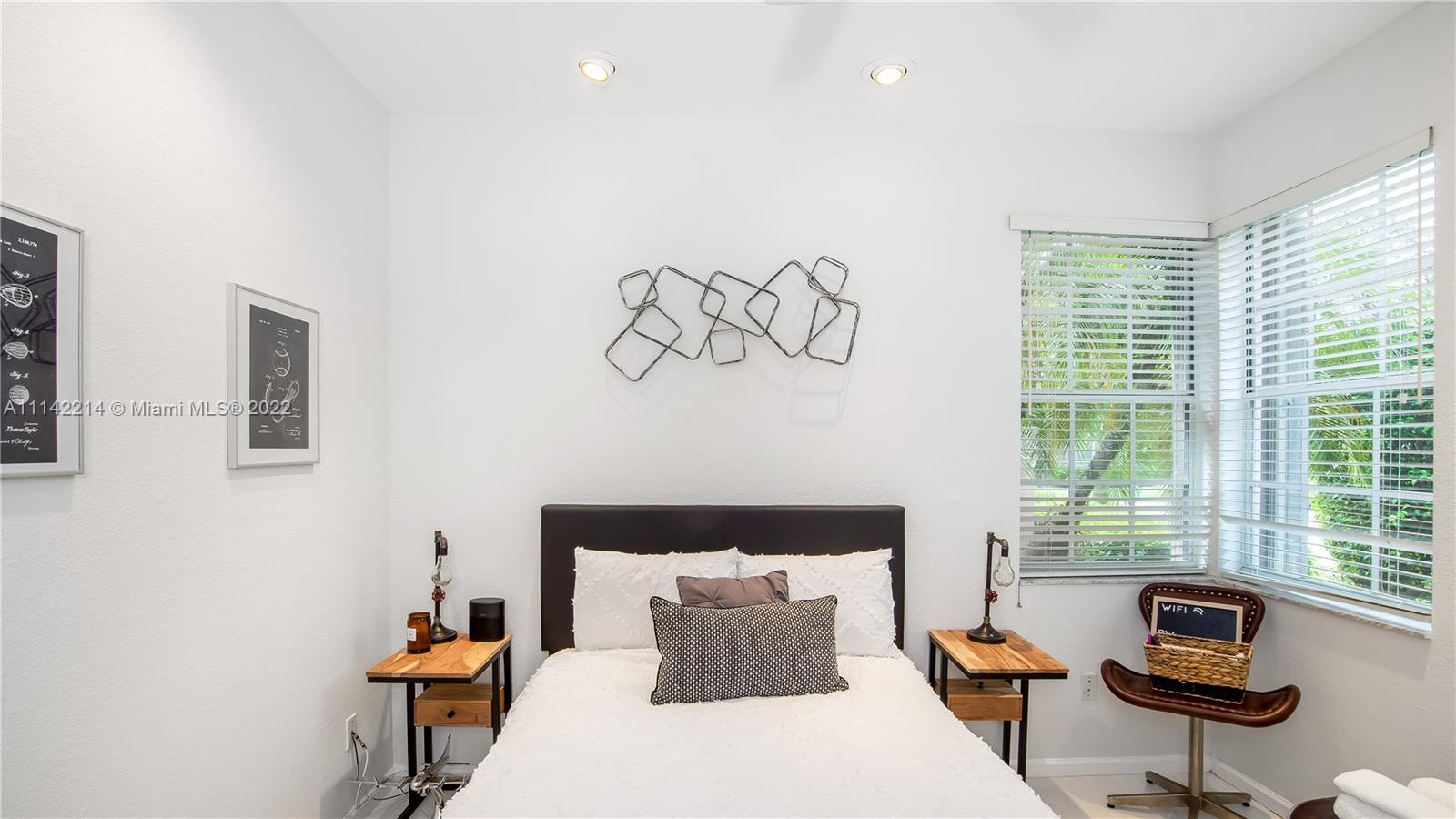 HOLLYWOOD LAKES COUNTRY C - Residential