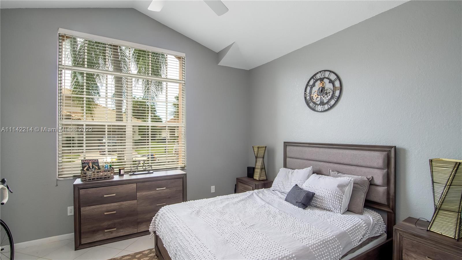 HOLLYWOOD LAKES COUNTRY C - Residential