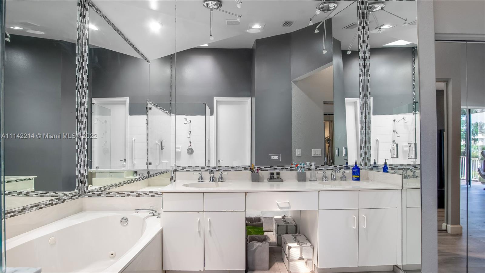 HOLLYWOOD LAKES COUNTRY C - Residential