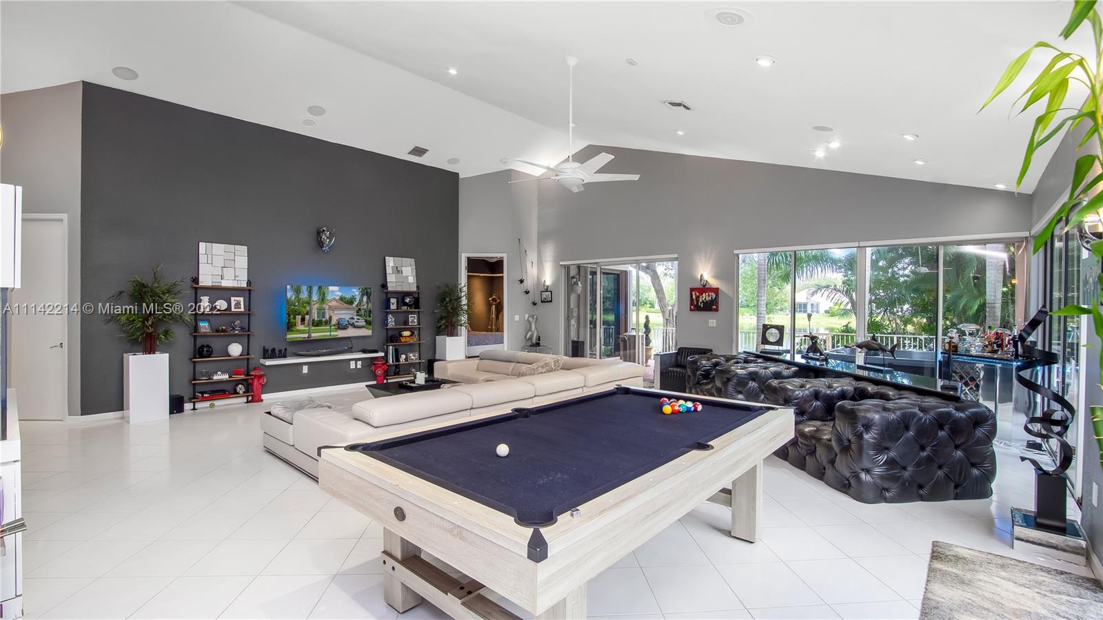 HOLLYWOOD LAKES COUNTRY C - Residential