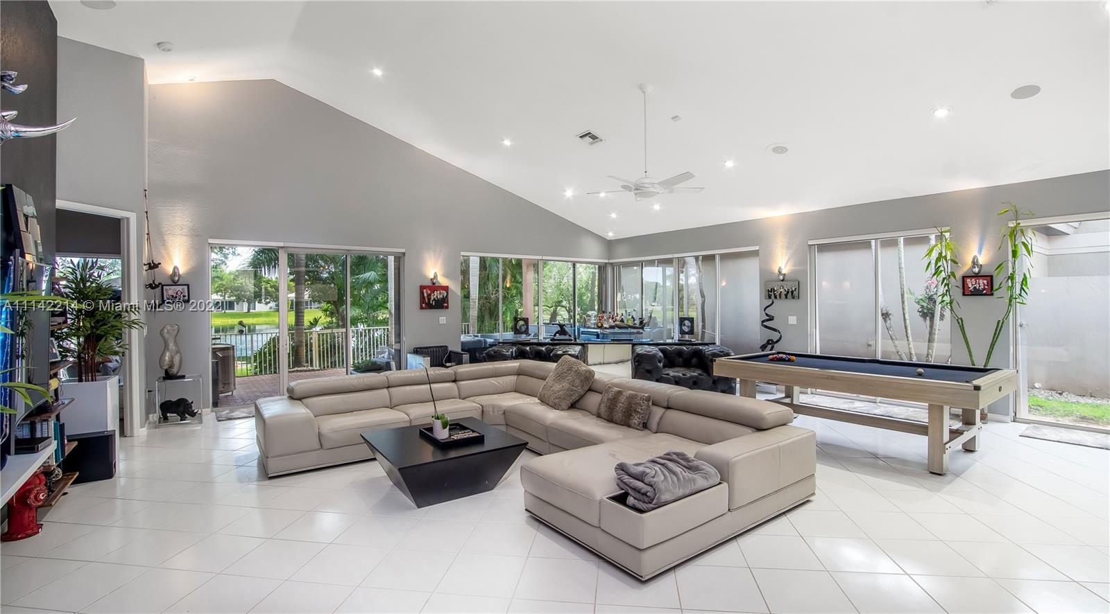 HOLLYWOOD LAKES COUNTRY C - Residential