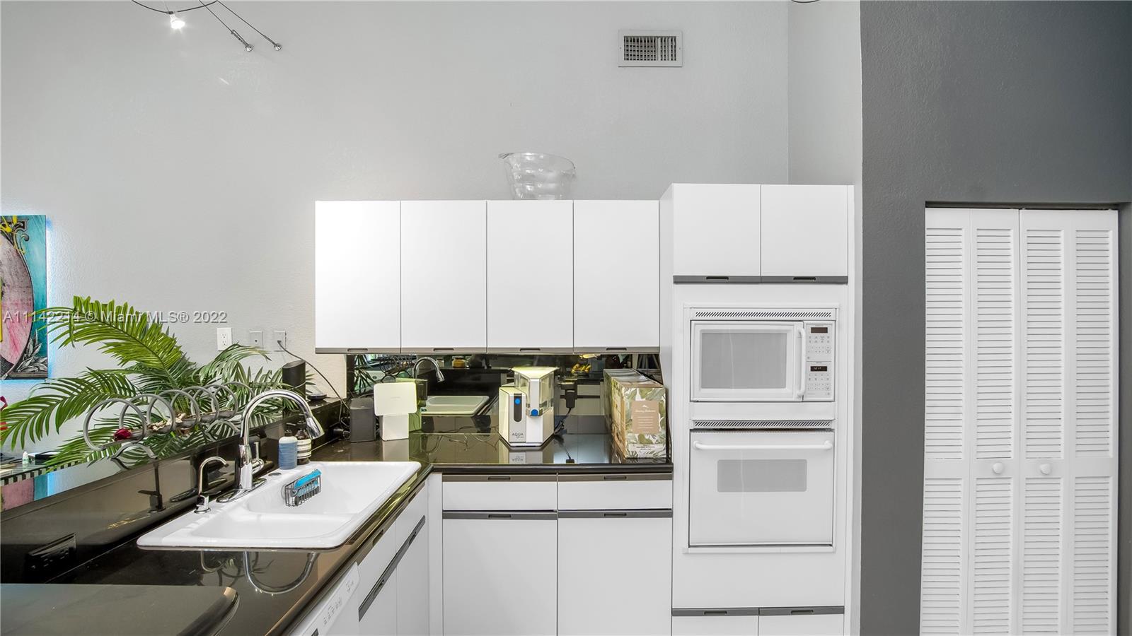 HOLLYWOOD LAKES COUNTRY C - Residential