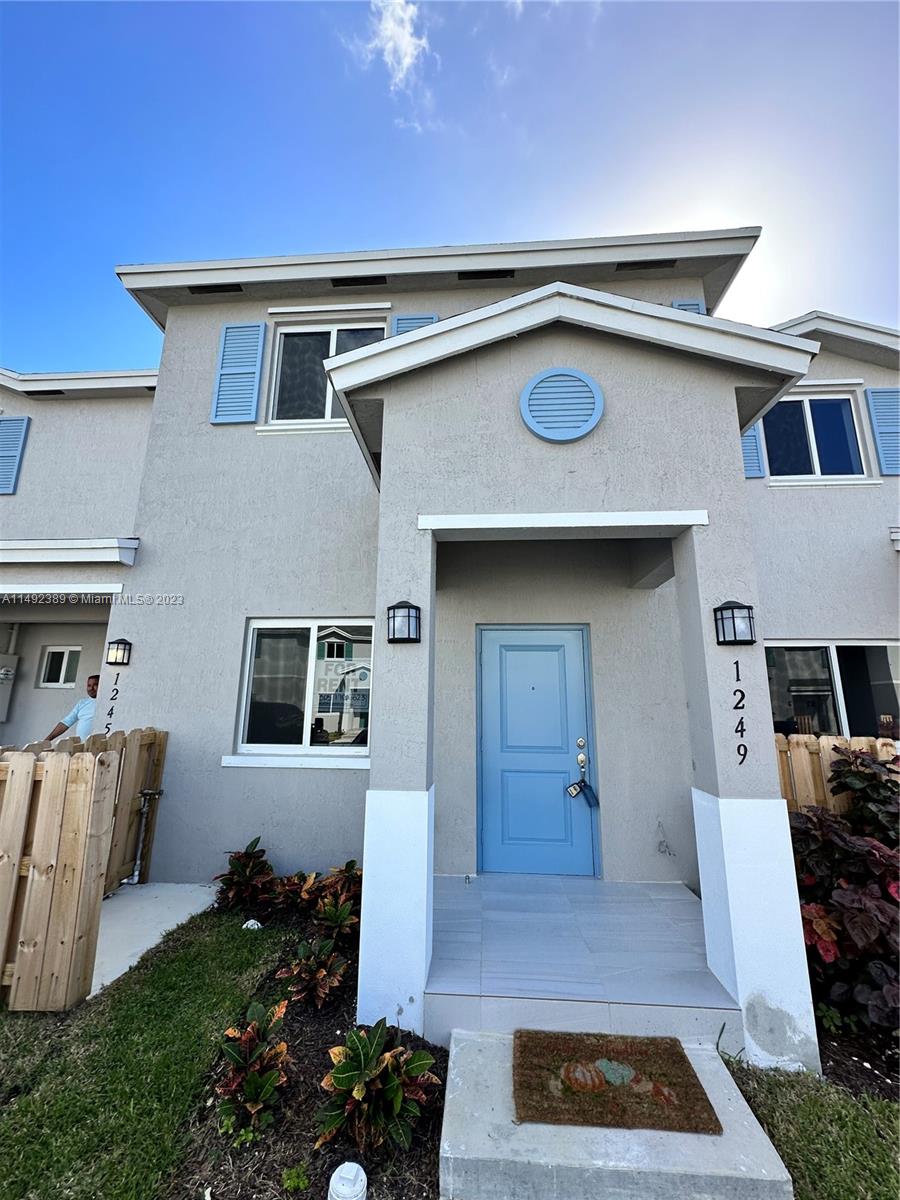 This is a beautiful 4-bedroom property with exceptional details. On the ground floor, you will enjoy an elegant ceramic floor, with a complete room that includes a full bathroom, providing you with comfort and versatility. The kitchen features stainless steel appliances, adding a modern and functional touch to your space. The location of this property is privileged, with a large patio that offers an ideal space for recreation. It has 2 fixed parking spaces, ensuring comfort and safety for you and your loved ones. The proximity to everything you need is impressive, with all amenities just 2 minutes away.
This house is truly a marvel and I am sure you will want to explore more details. Can we schedule a visit or provide you with more information? I'm here to answer.