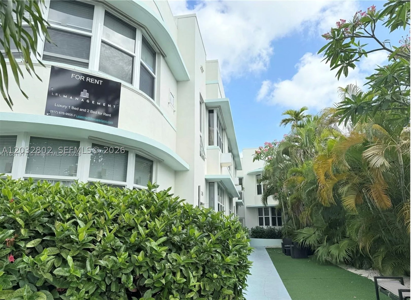 Renovated 1 bed/1 bath with tons of natural light. Can come furnished or unfurnished. in-unit laundry, modern
appliances and comfortable furniture. secured building, close to beach and Just across the street of the new
Bayshore Park! Pet friendly with a small fee- fast approval process.