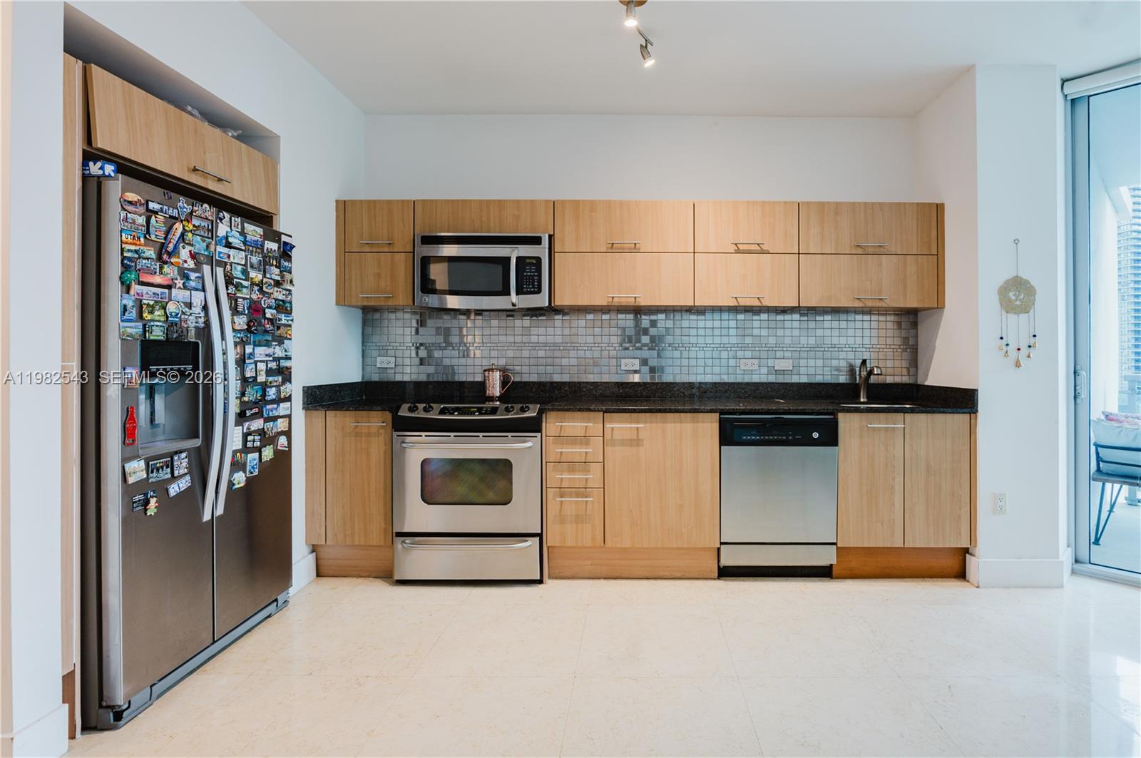 CREATIVE FINANCING AVAILABLE – Seller offering highly attractive terms which offers significant savings on
mortgage payment to buyers. Spacious 2BR/2BA on the 18th floor of Wind by Neo with expansive, corner-like
views from the deep Exo-style terrace. This bright unit features floor-to-ceiling windows, split bedroom layout,
open kitchen with granite counters and stainless steel appliances, in-unit washer/dryer. Located in the gated
Riverfront community with resort-style amenities: pool, fitness center, racquetball, spa, and 24/7 concierge. Walk
to Brickell City Centre, Whole Foods, and Metromover. Investor-friendly—30-day rentals allowed up to 12x/year. 1
assigned parking space included.