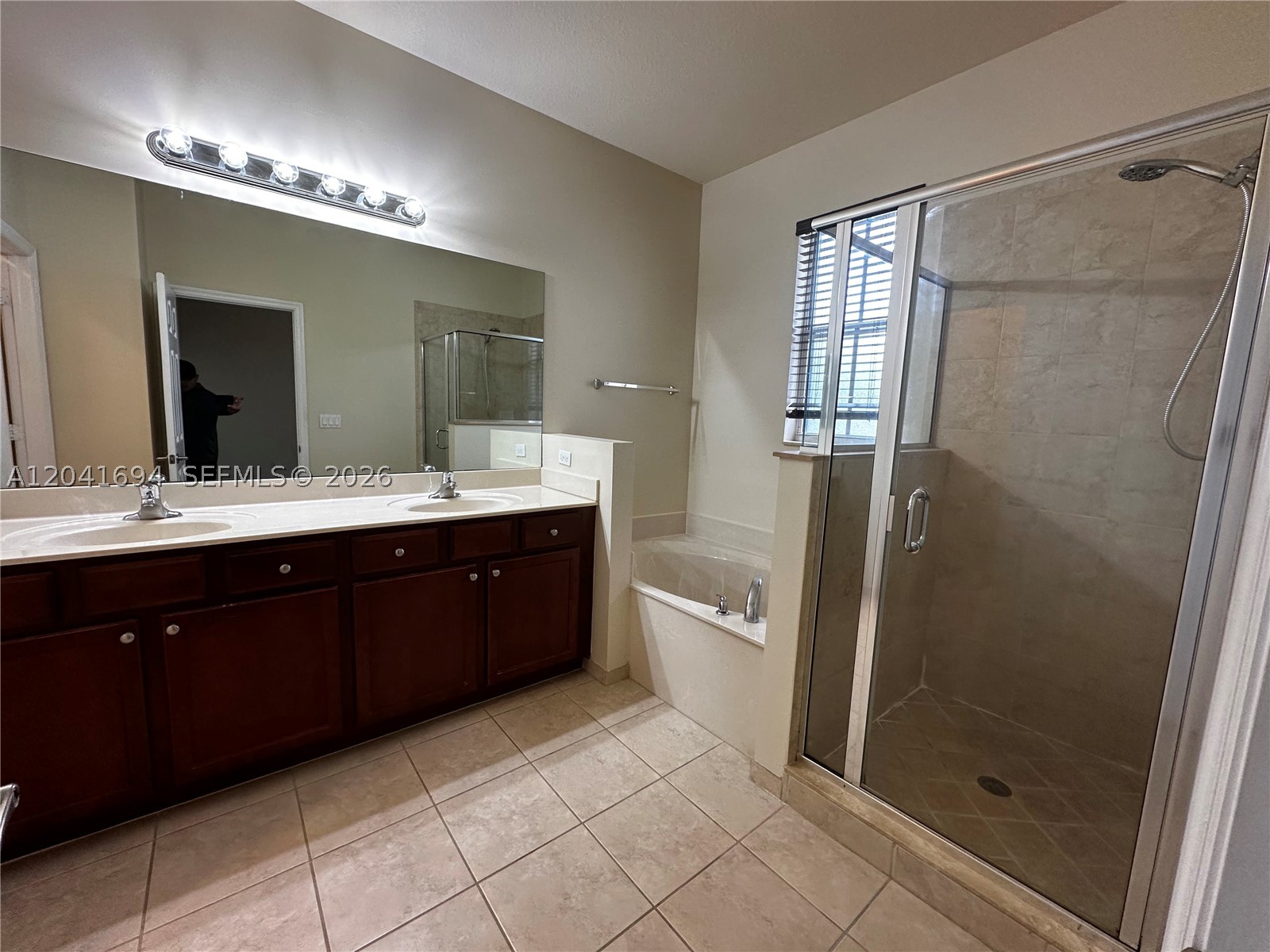 PALOMA LAKES - Residential Lease