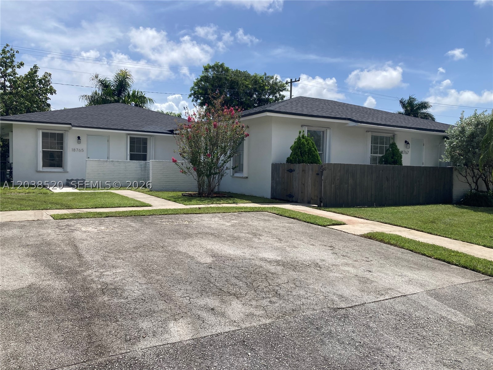 A beautiful, fully remodeled 3-bedroom, 2-bathroom unit. Spacious and comfortable for a family, the property features a large backyard ideal for outdoor activities and is situated in a quiet neighborhood with an excellent location near schools and shopping centers. Don't miss the opportunity to make this house your new home.