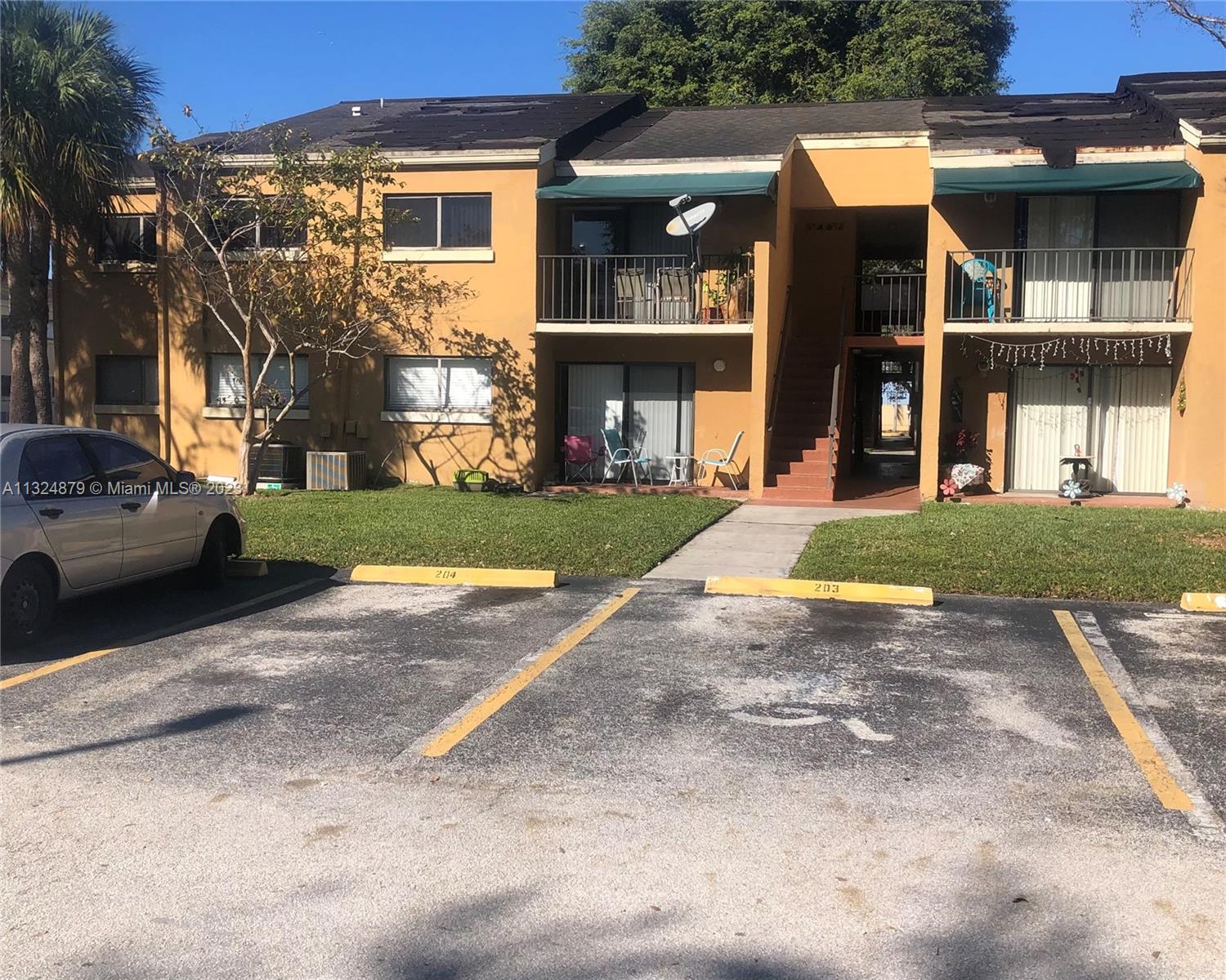 Amazing remodeled 3/2 condo in the heart of Kendall. Unit features laminate wood floors, and a beautiful kitchen with white quartz counter tops, and stainless steal appliances. Good for investors or as a starter home. Currently rented until 03/23.