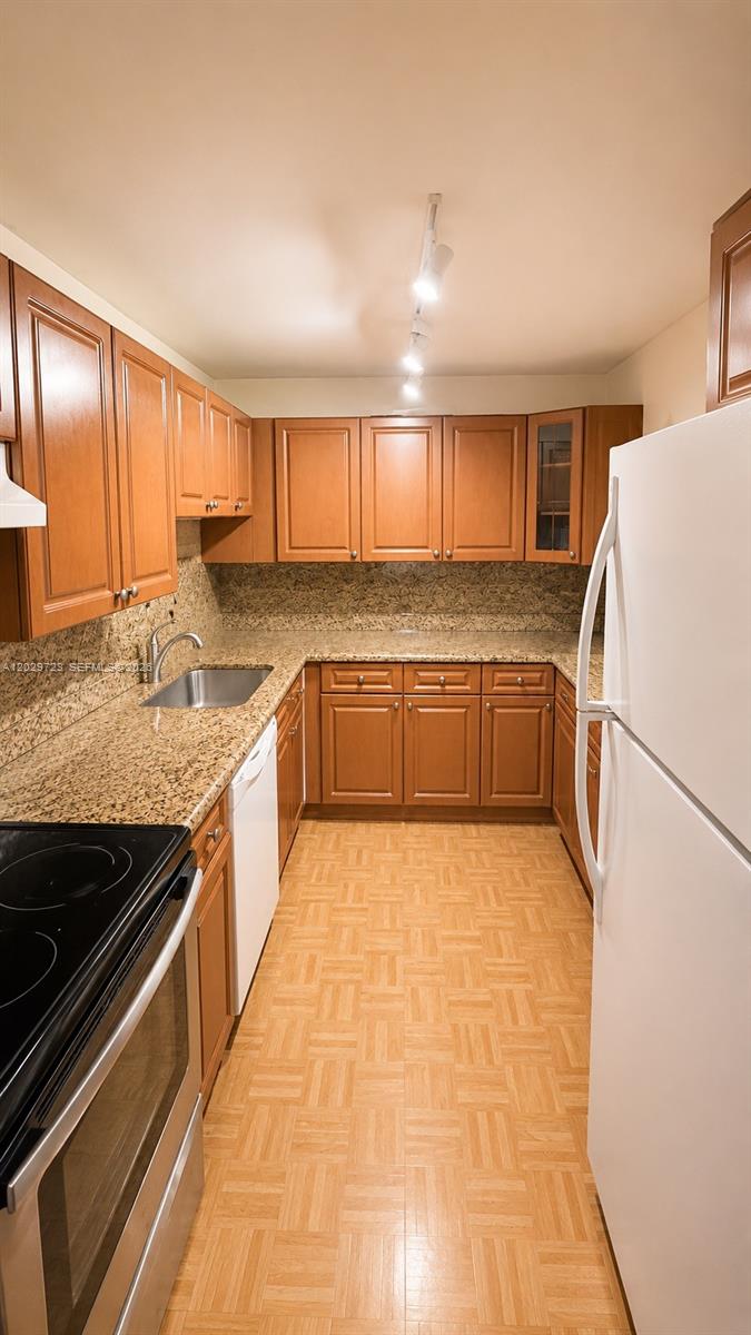HORIZONS WEST CONDO #4 - Residential Lease