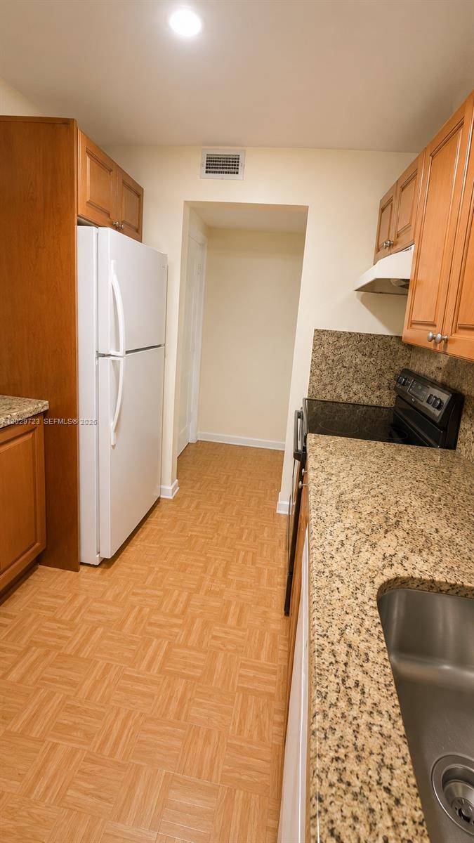 Beautiful condo for rent in this great community at Horizons West. Gated and guarded 24/7, with lush green areas and several pools, racquetball courts, tennis courts, bbq area... close to restaurants, shopping, services and transportation. This comfortable 2 bedroom/2 bathroom unit sports a large screened balcony, completely remodeled kitchen with granite countertops, and wood built-in closets. All tiled, clean and full of light. Large and comfortable laundry room available on every floor. Easy to show!