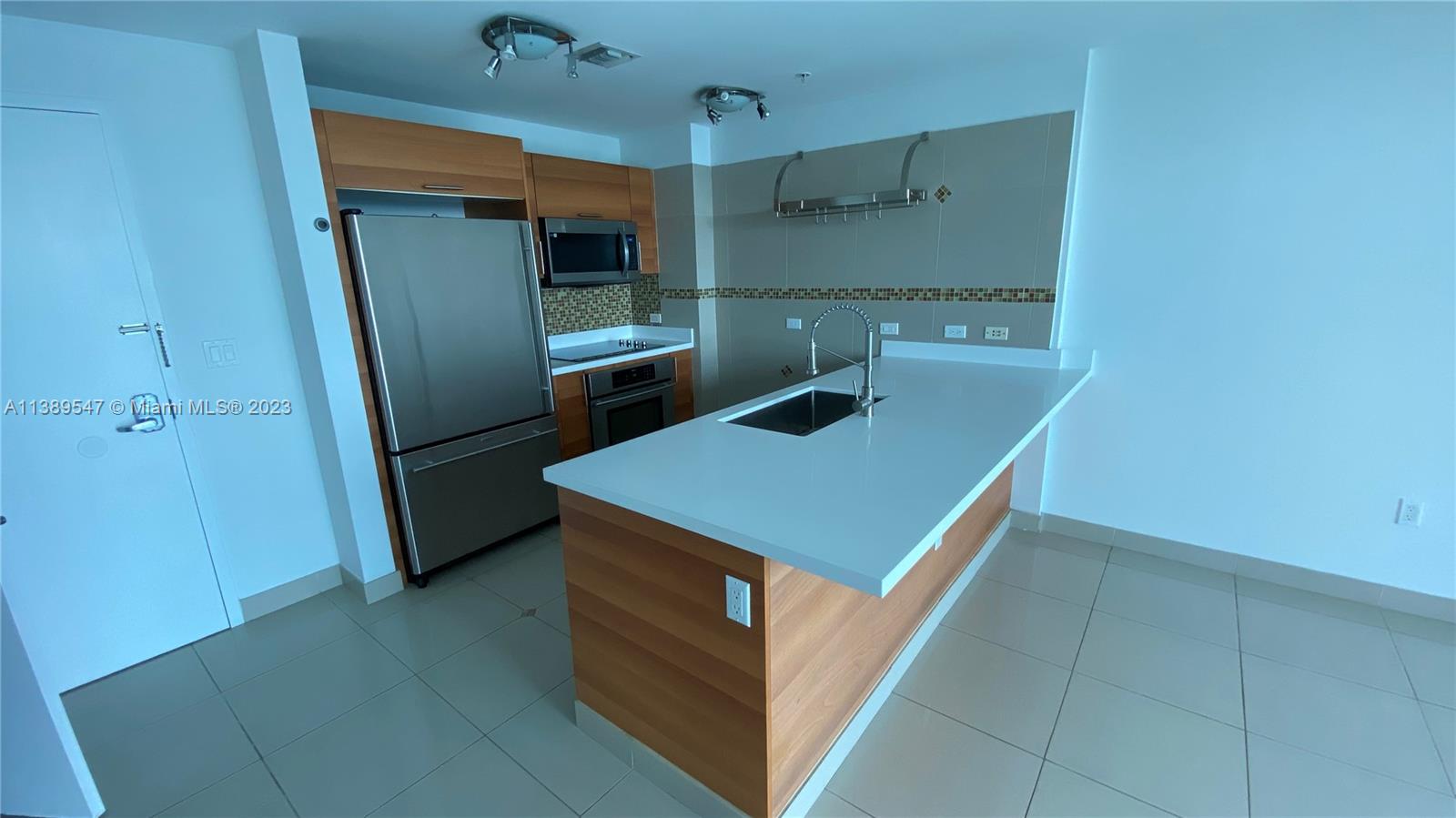 Location, location!! Beautiful Unit with great layout 1 bed and 1 1/2 bathroom, with a very nice remodeled kitchen, quartz counter tops, new appliances microwave, stove and dishwasher, extra closet, unobstructed West view . This amazing residence is a full service tower offering nice areas and amenities like as fitness center, infinity pool, steam room, sauna, concierge & 24 hours, also offers BBQ station. Very close to shopping, restaurants, entertainment, Design District, Wynwood, a few minutes from the Miami International Airport and Port of Miami. Easy to Show. Come a see it!