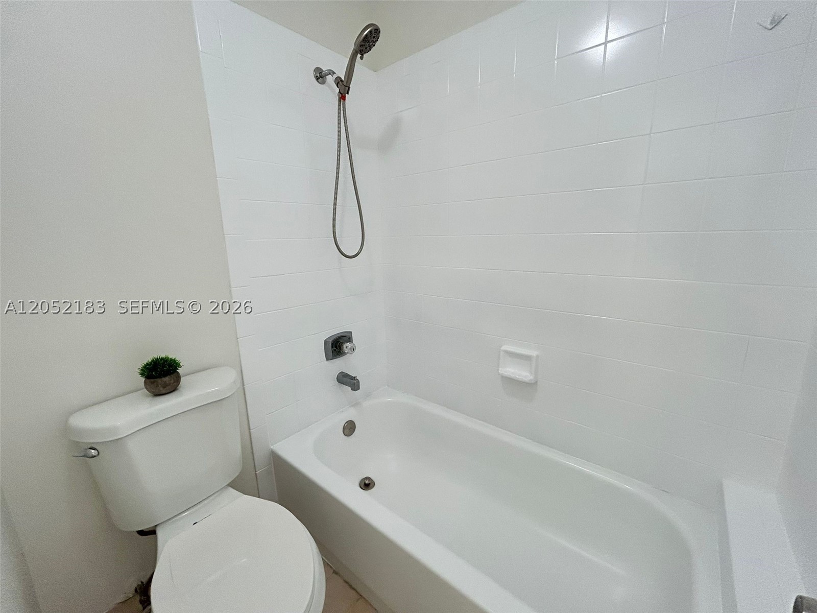 LA MAISON AT THE HAMMOCKS - Residential Lease