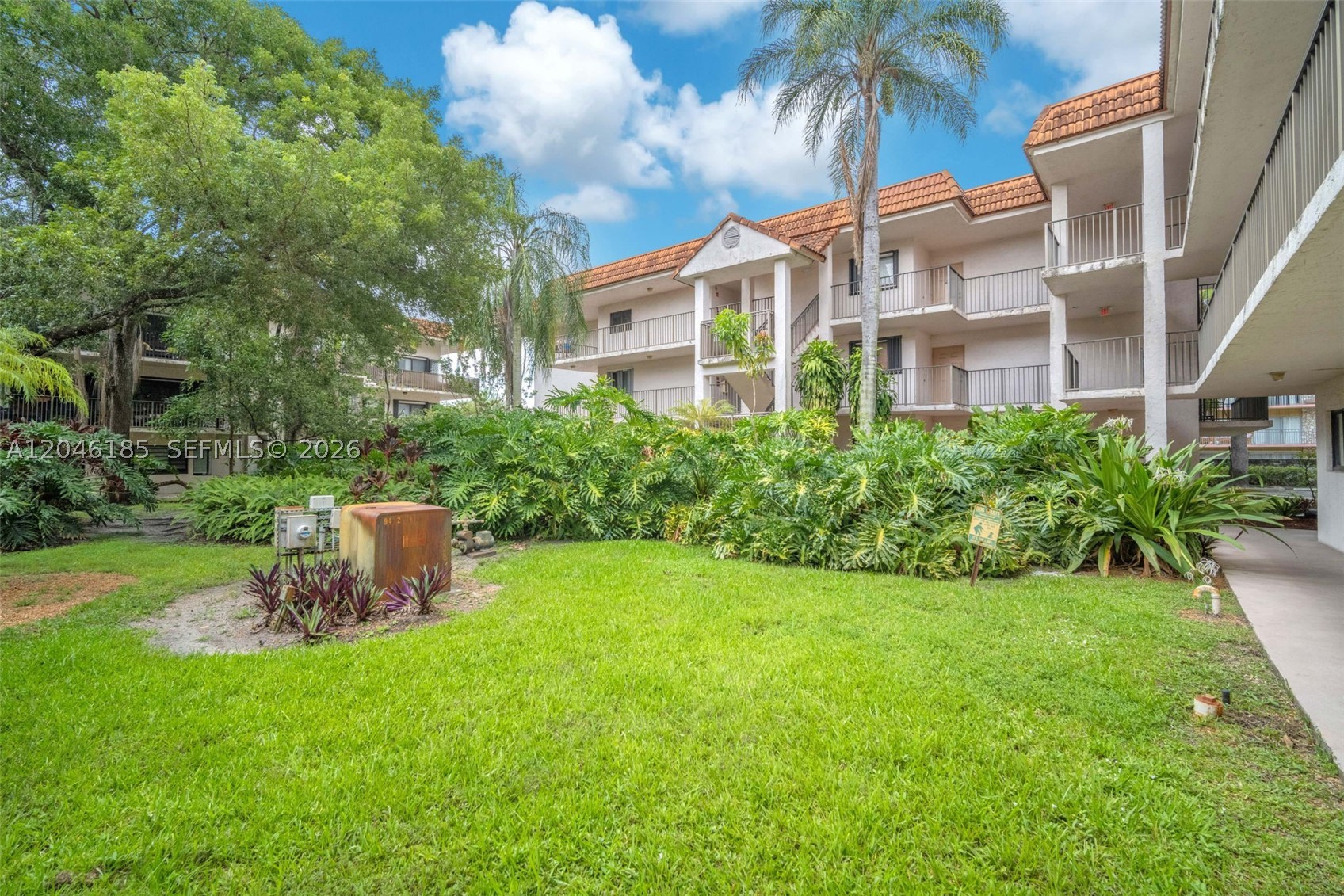 Great location, near Davie & Griffin. Close to shopping, college complex,, and restaurants.