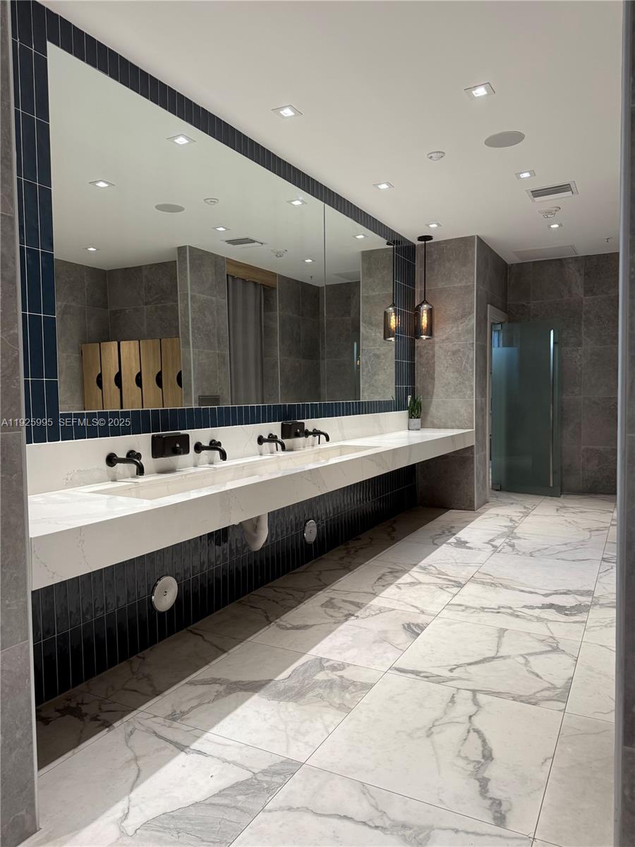 THE IVY CONDO - Residential Lease