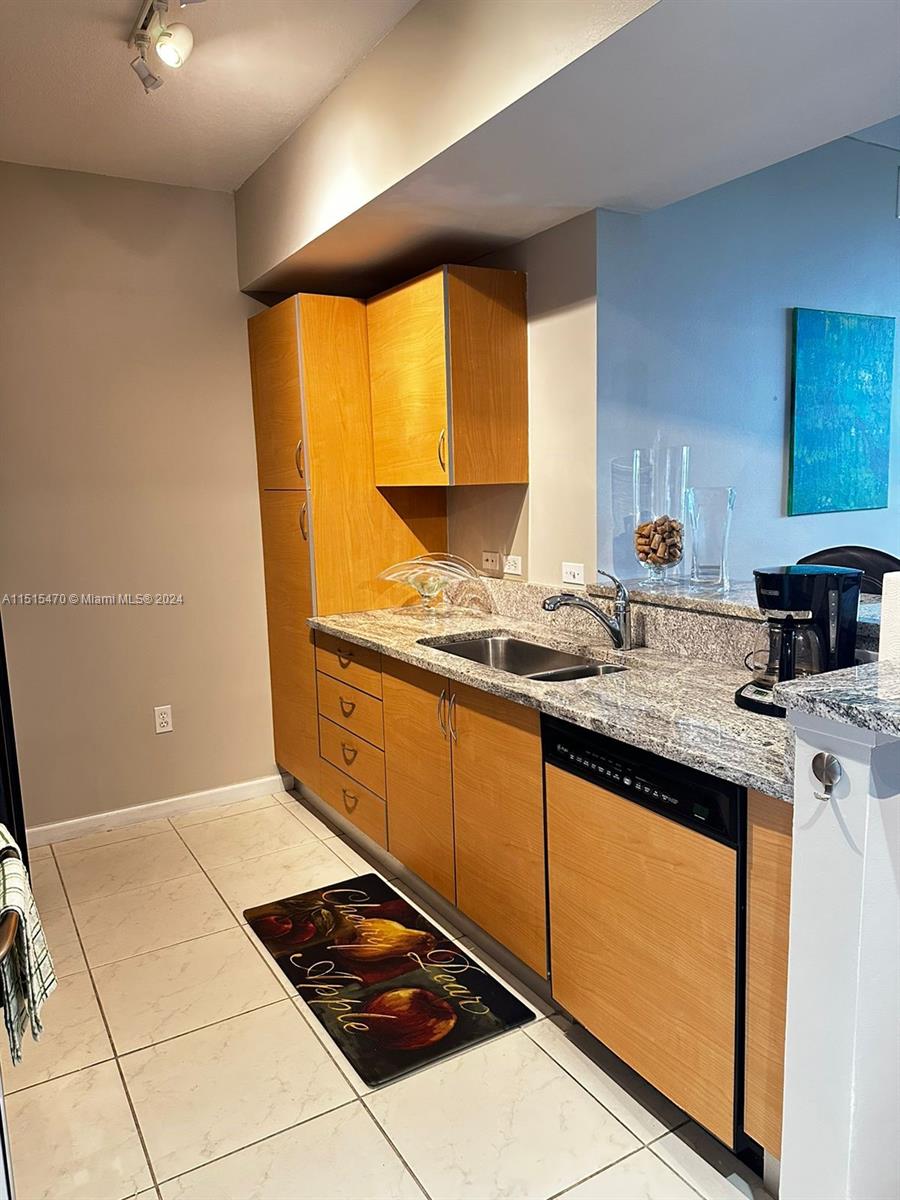 VENTURE AT AVENTURA EAST - Residential Lease