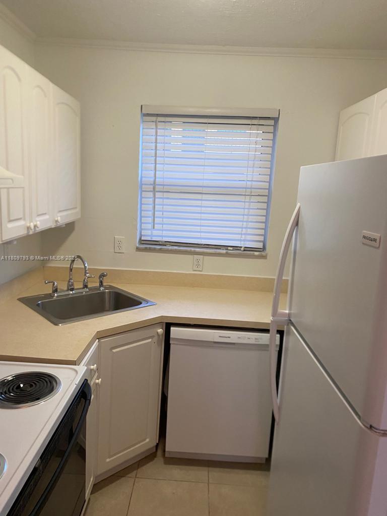MOONRAKER CONDO - Residential