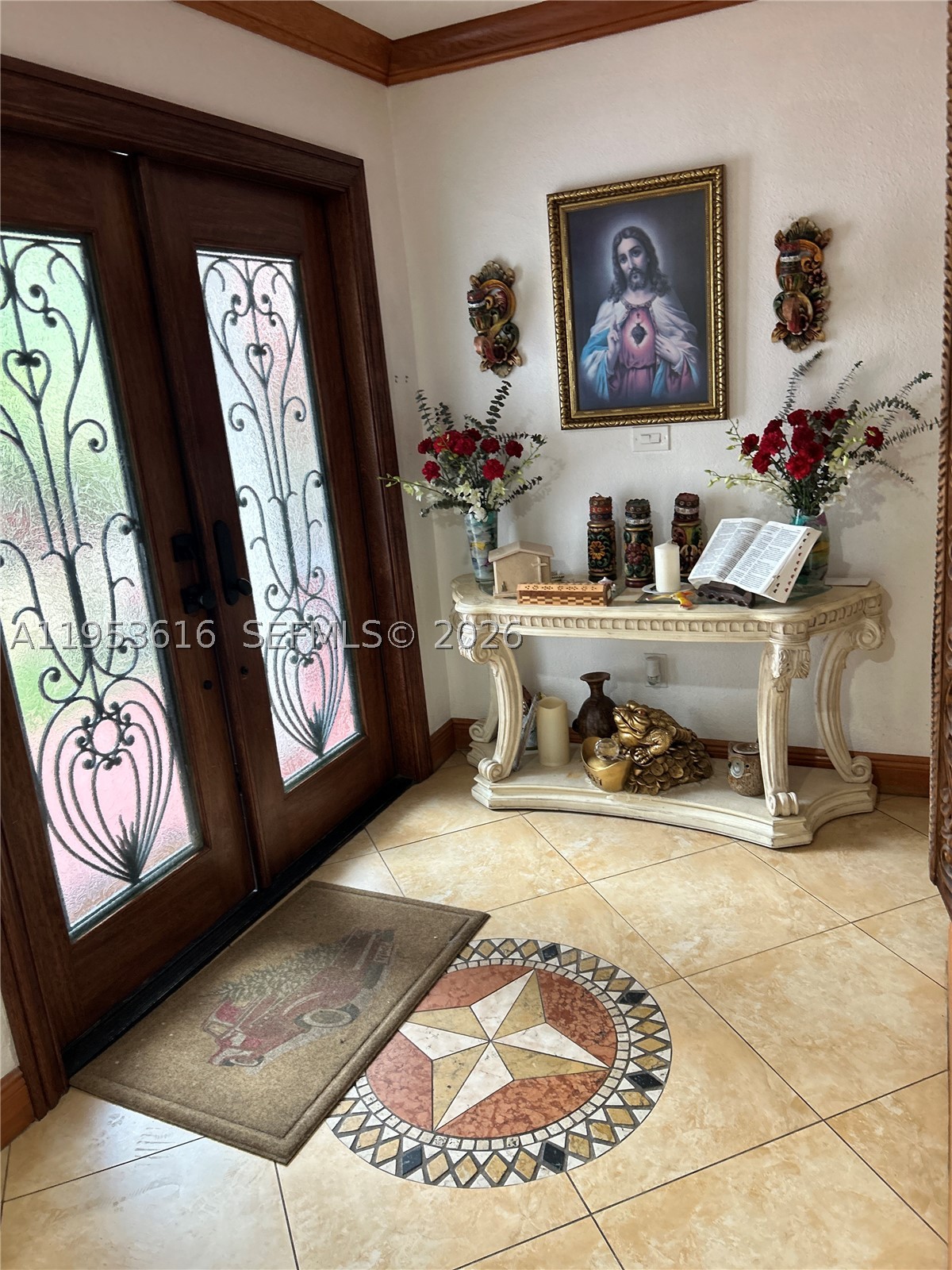 Outstanding corner lot home. Come see this spacious 4/2 home with New Roof, Pool. new Kitchen,, you will love it.
call listing agent now for appointment. Dont wait. bring me your offer today. PLEASE DO NOT DISTURB OWNERS.
Seller will entertain a seller contribution to buyer