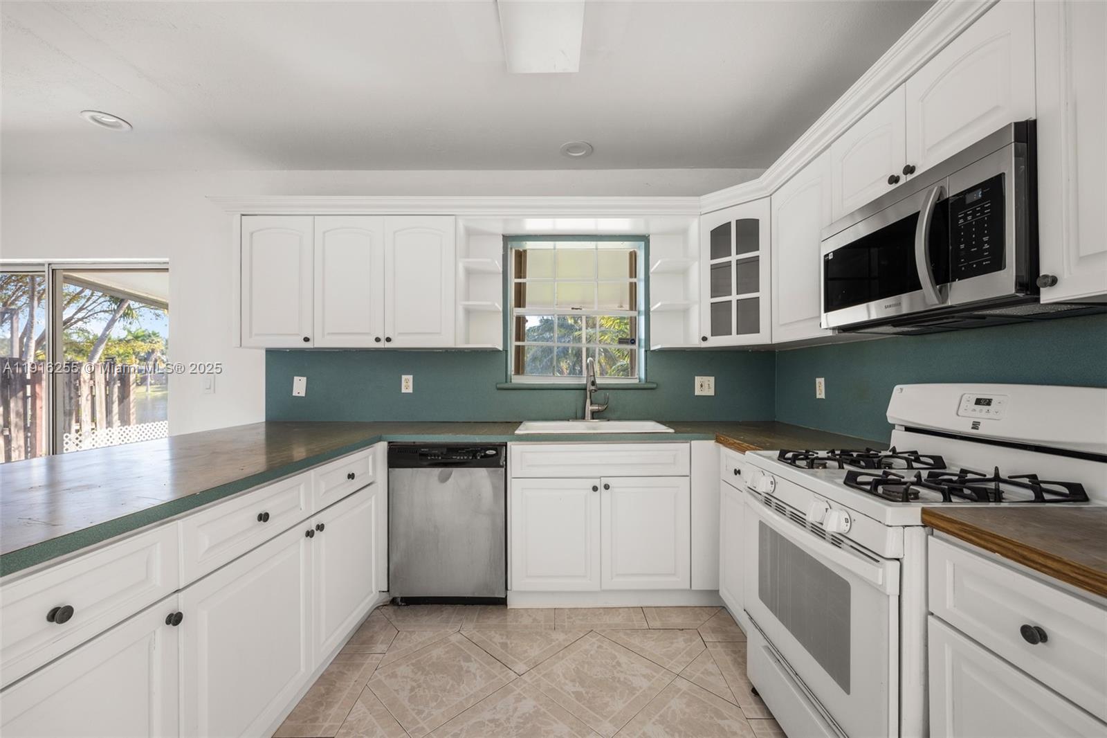 LAKES BY THE BAY SEC 8 - Residential
