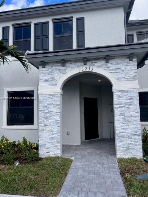 AMAZING VILLA AT PINE VISTA MODEL VENCE, 3 BEDROOMS 2.5 BATHS, TILED FIRST FLOOR AND VERY BRIGHT KITCHEN WITH STAINLESS STEEL APPLIANCES. WITH WASHER, DRYER AND BLINDS. EXCELLENT LOCATION CLOSE TO GREAT SCHOOLS. 2 PARKING IN FRONT OF THE VILLA. BEATIFULL AND NICE RESIDENTIAL AREA CLOSE TO RESTAURANTS AND SHOPPING AND 5 MIN FROM TURNPIKE. PLEASE READ BROKERS REMARKS!!! EASY TO SHOW.
