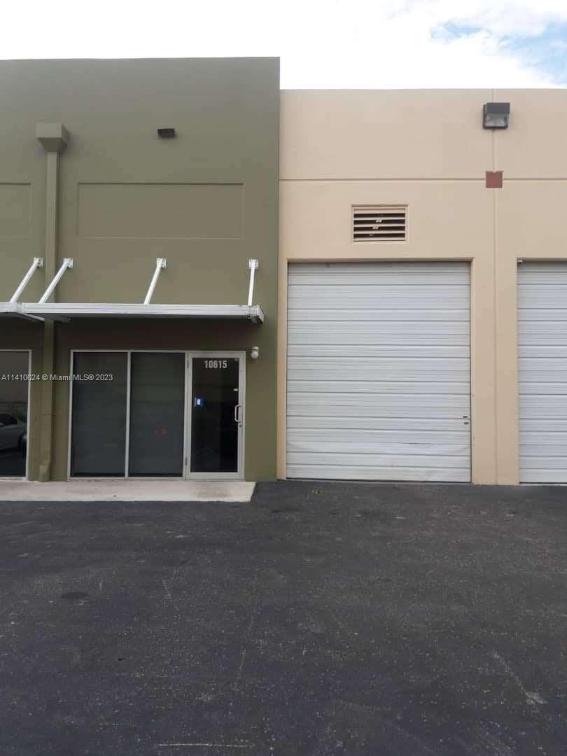 Great 1045 sqft. warehouse-office with private bathroom. Office/ warehouse is fully air conditioned. Street level loading doors, 18' clear ceiling height precast concrete twin-tee construction. Easy access to Turnpike. NO VEHICLES REPAIR, NO MECHANICAL SHOPS PF ANY TYPE ALLOWED ON CONDO BY ASSOCIATION. General Liability Insurance policy.
PLEASE TEXT LISTING AGENT.