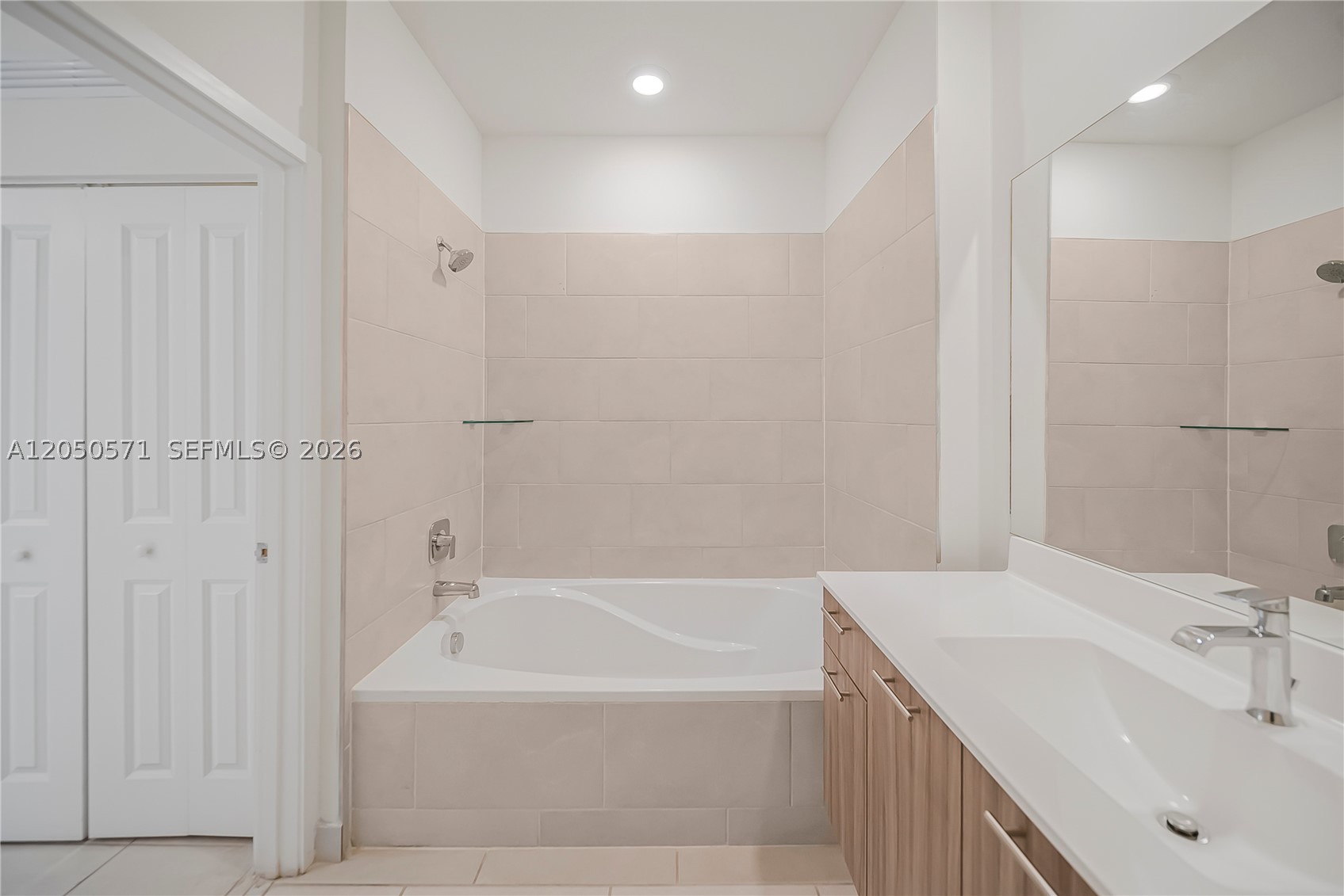 DOWNTOWN DORAL SOUTH PHAS - Residential