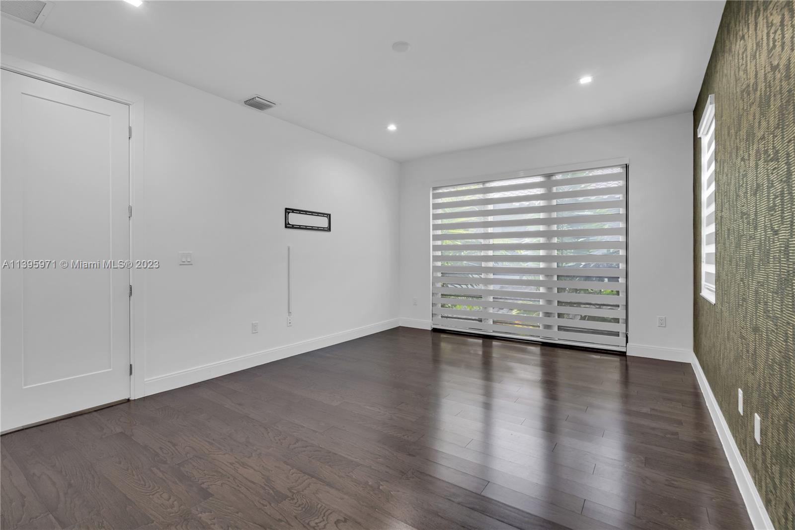 DOWNTOWN DORAL SOUTH PHAS - Residential Lease