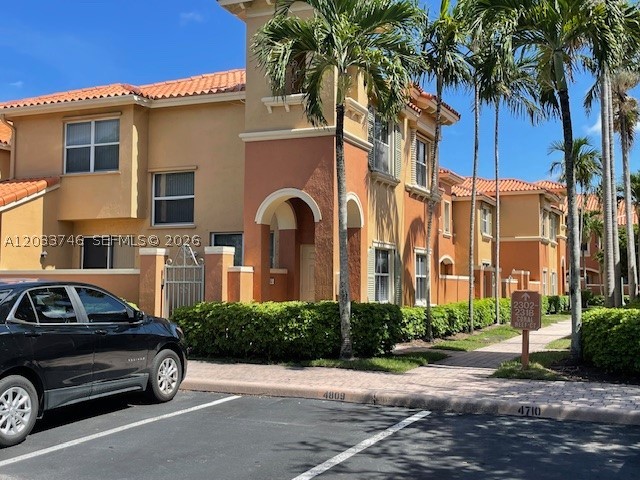 Very well located unit in gated community. Upgraded kitchen, custom paint, new floors, a newer water heater,
washer and dryer. Nice courtyard, upstairs balcony, separate living and dining areas, additional patio. The
community offers a beautiful pool, hot tub, spacious playground for kids, and plenty of guess parking. Conveniently
located near shopping, entertainment, major highways, the airport, and downtown Fort Lauderdale. Tenant must
have 650 credit score or more as per assoc. UNIT WILL BE PAINTED .