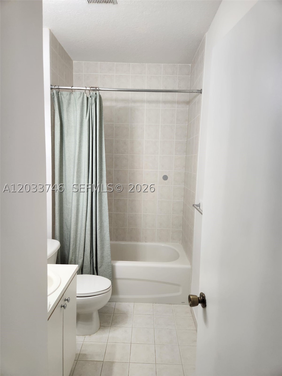 VILLAS AT HARBOR ISLES CO - Residential Lease