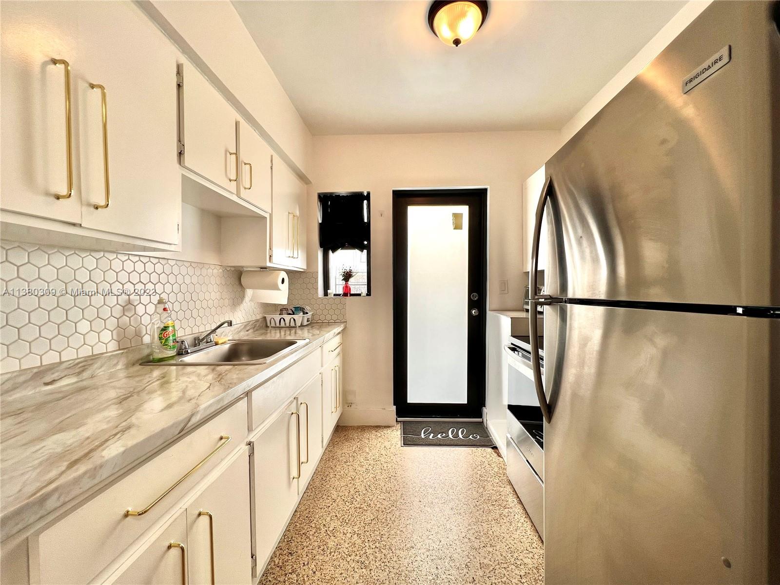 BISCAYNE BCH SUB - Residential Lease