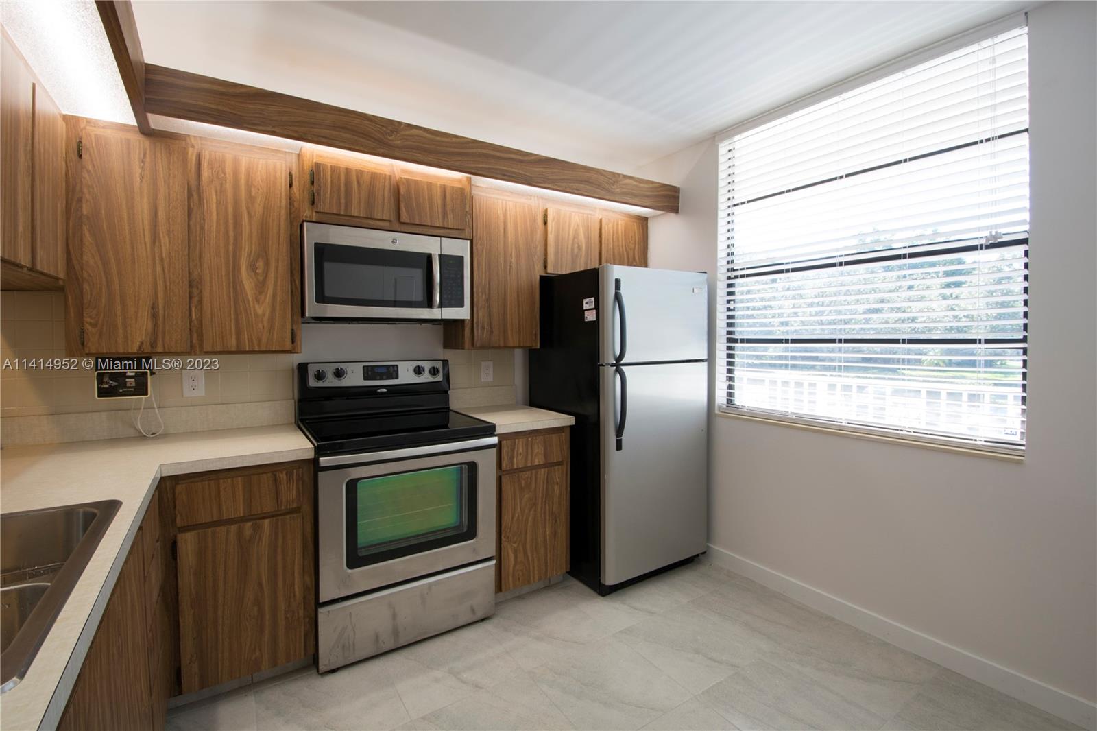 CONDO 20 OF WHITEHALL CON - Residential Lease
