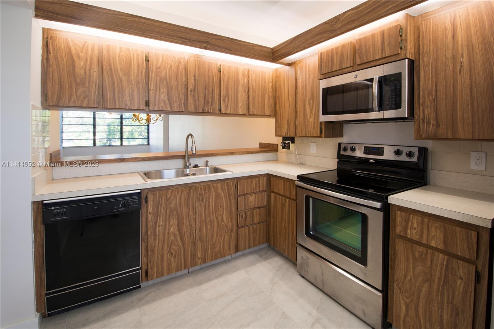 CONDO 20 OF WHITEHALL CON - Residential Lease