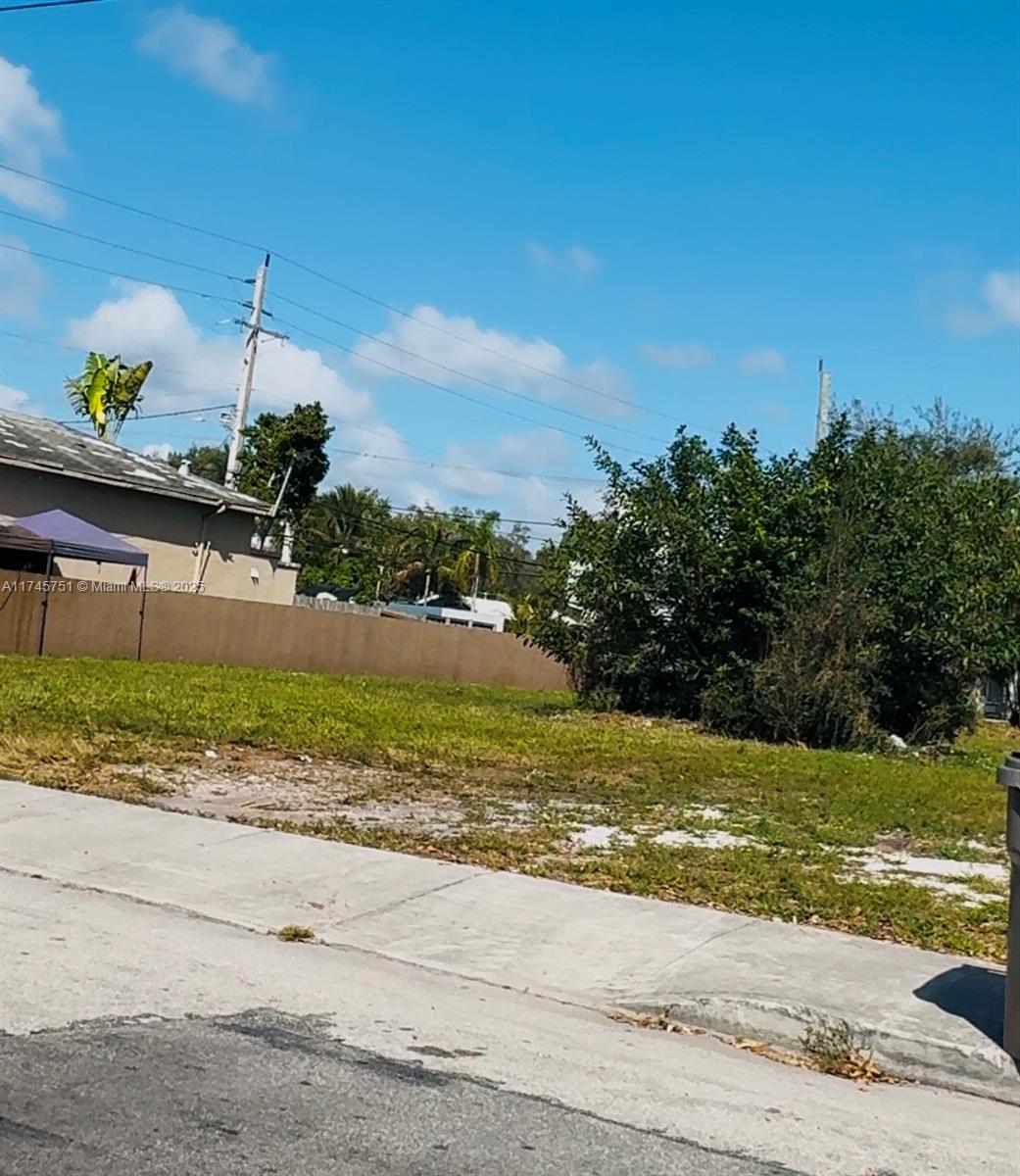 Prime Development Opportunity – 3 Lot in Historic District!
Rare 3-lot parcel in a booming area, directly across from the Firefighters Museum on a quiet street. 
Perfect for a boutique apartment complex, luxury townhomes, or mixed-use development. Ideal for Developers and Investors! Unbeatable location- just 1 minute from vibrant Las Olas restaurants, marina, and nightlife.