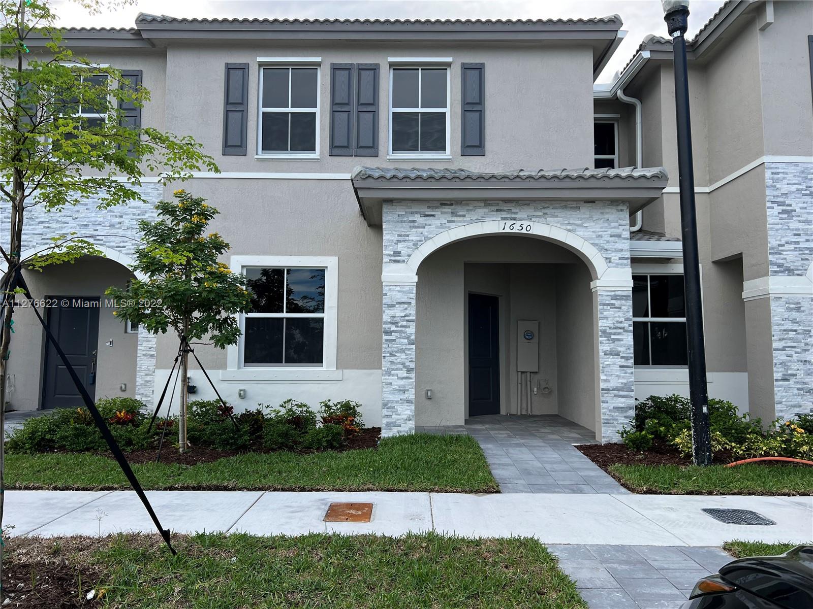 BRAND NEW Villa available now! 3 bedrooms/2.5 bathrooms, great location, washer and dryer, club house, gym, close by shopping and hospital. EASY TO SHOW LBX