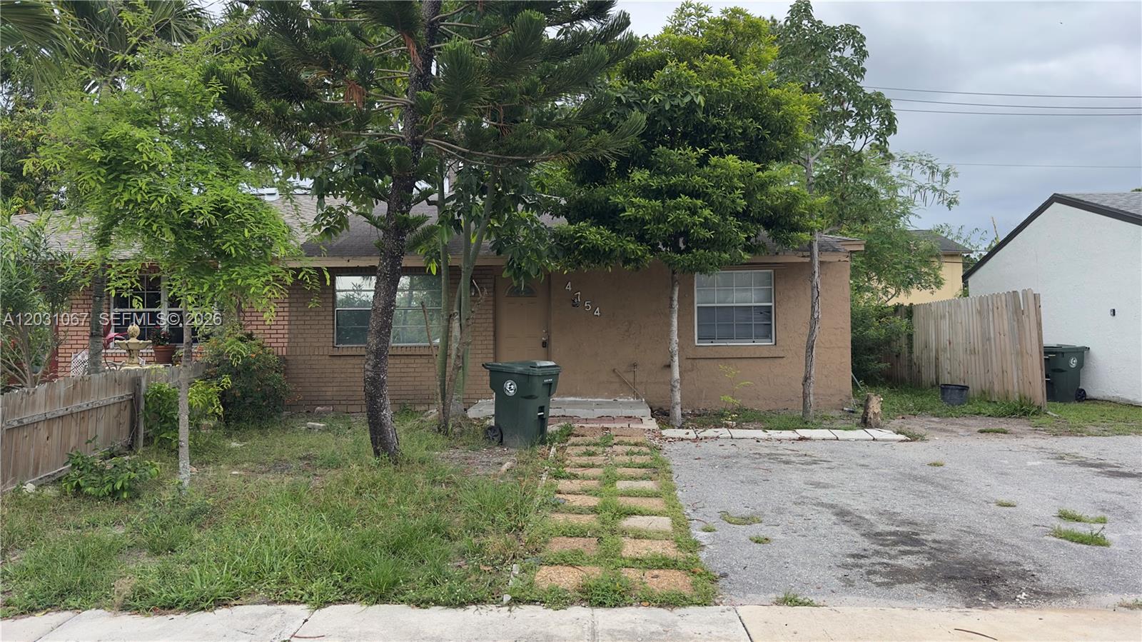 Investor Alert: This 3-bedroom, 2-bath half-duplex in Greenacres offers 1,216 square feet of potential. Located in a growing area, it has no HOA, giving you full rental flexibility. ARV is around $380,000. Perfect for a flip or rental in a fast-appreciating market.