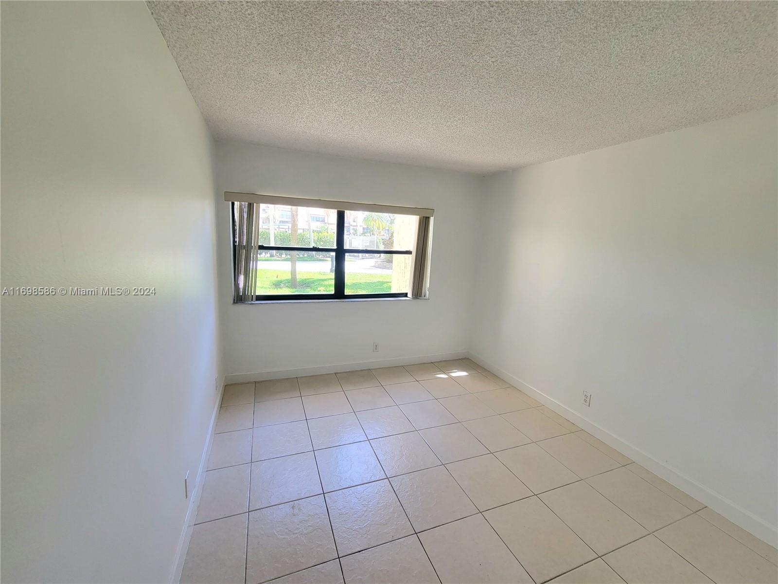 BUILDING EIGHT OF RACQUET - Residential Lease