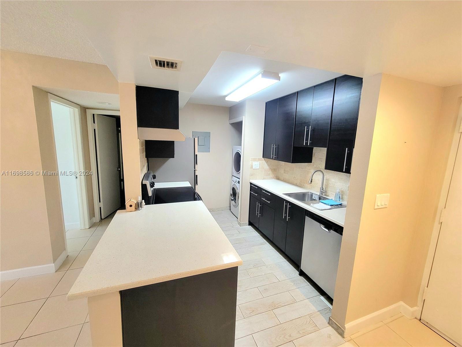BUILDING EIGHT OF RACQUET - Residential Lease