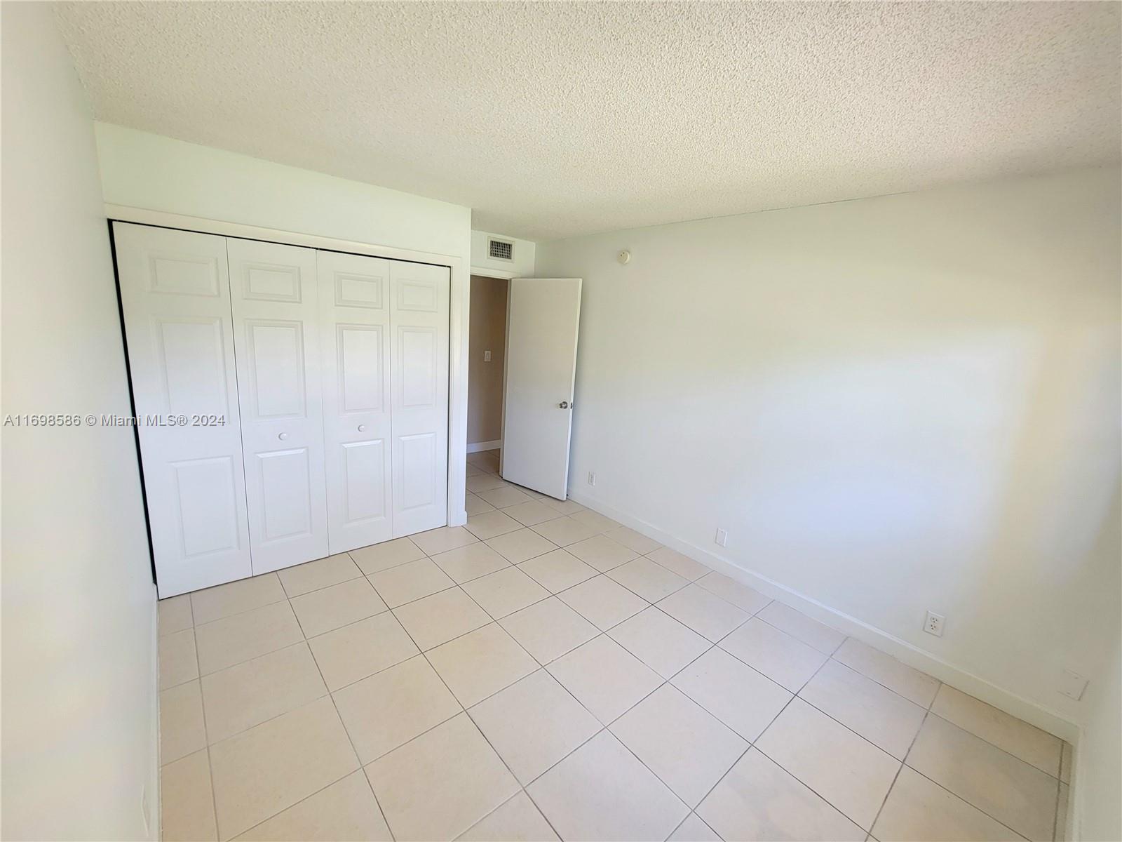BUILDING EIGHT OF RACQUET - Residential Lease
