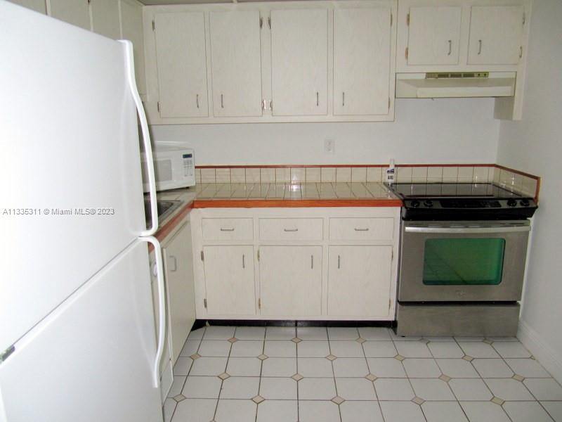 VILLAGE OF KINGS CREEK CO - Residential Lease