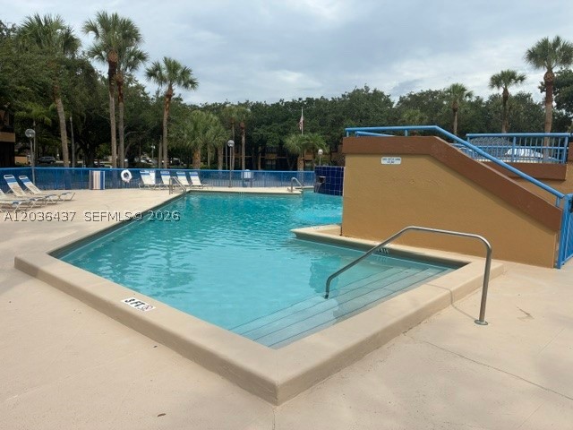 COZY THIRD FLOOR UPDATED WITH 2 BEDROOMS AND TWO BATHROOMS, THE BUILDING HAS AN ELEVATOR. THIS BEAUTIFUL UNIT HAS THE  MILLION DOLLAR BEST LAKE VIEW, ENJOY THE CONVENIENCE OF AN IN-UNIT WASHER & DRYER, POOL WITHIN CLOSE PROXIMITY, PLUS A GREAT AREA TO PLAY AND BBQ.
CLOSE TO GREAT RESTAURANTS, PARKS, AND SCHOOLS.