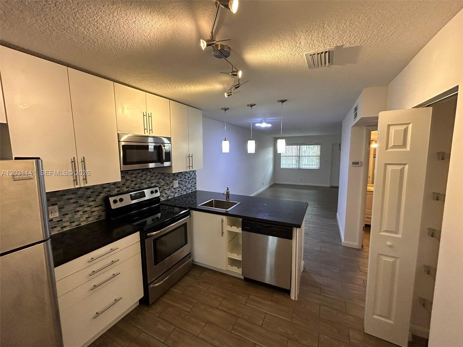 GATELAND VILLAGE SEC C CO - Residential Lease