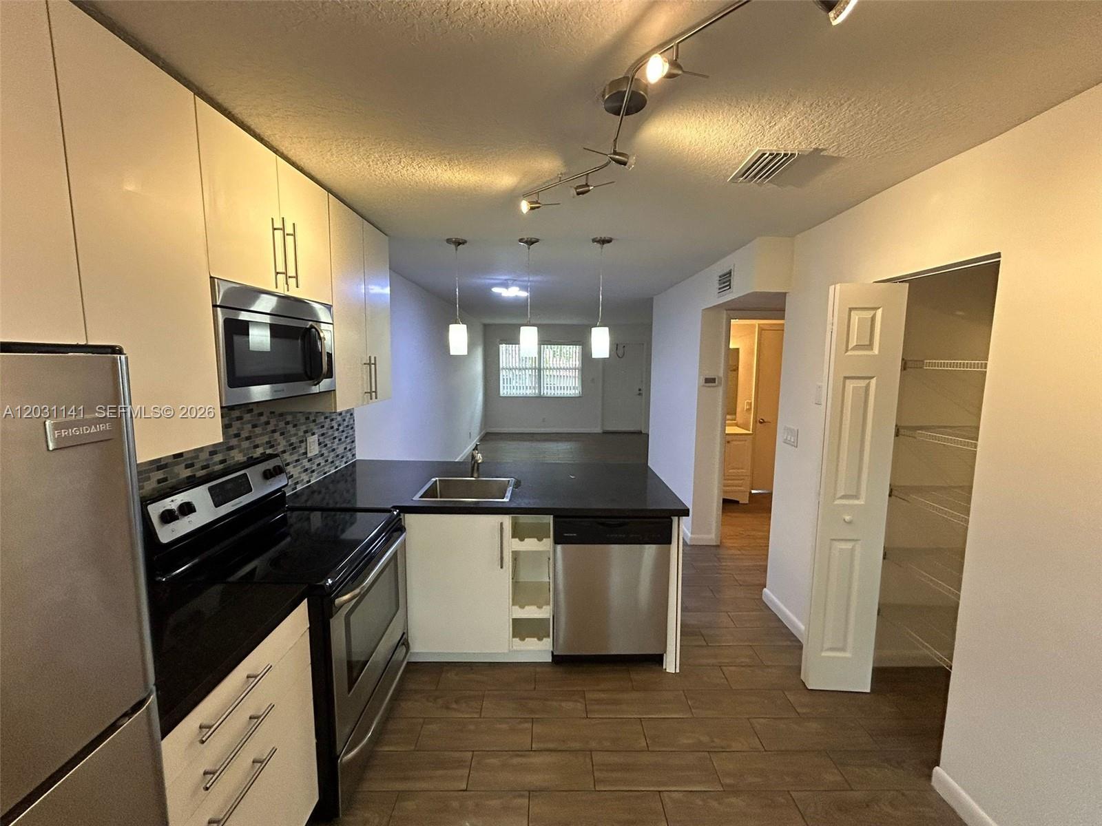 GATELAND VILLAGE SEC C CO - Residential Lease
