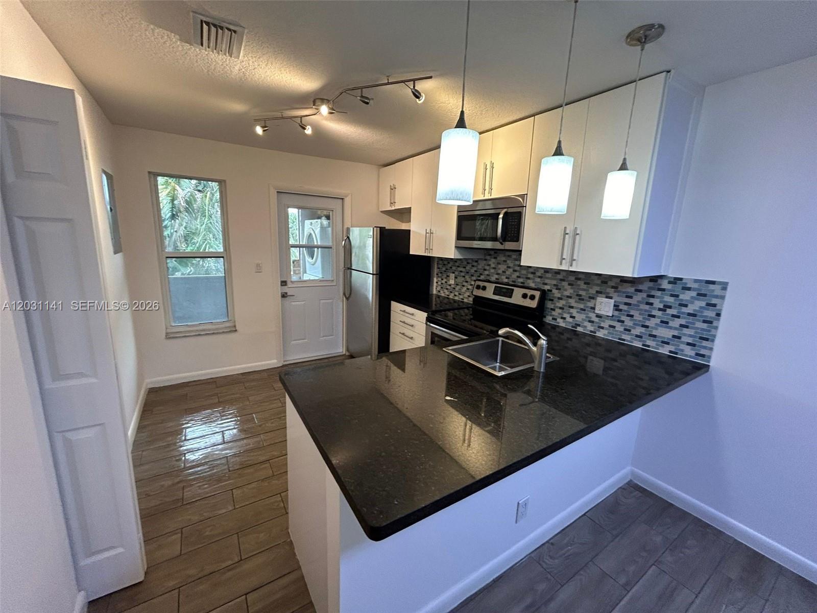 GATELAND VILLAGE SEC C CO - Residential Lease