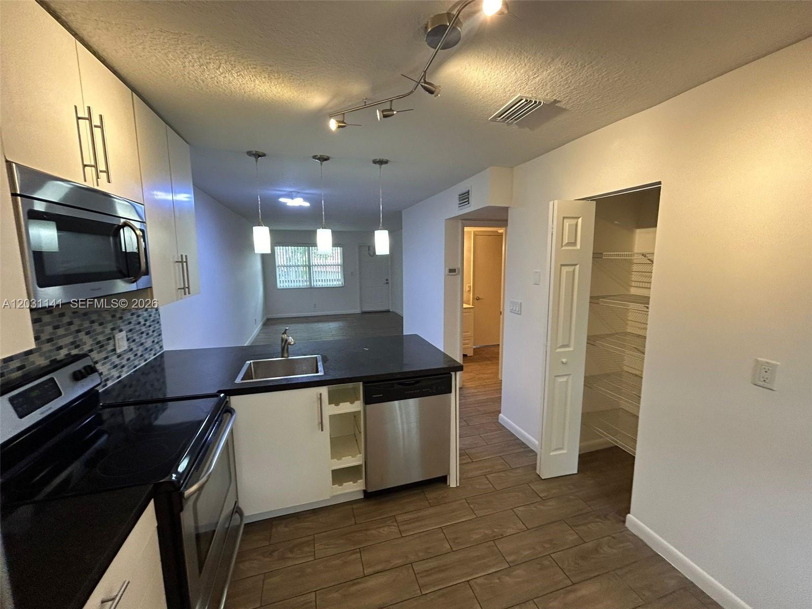 GATELAND VILLAGE SEC C CO - Residential Lease
