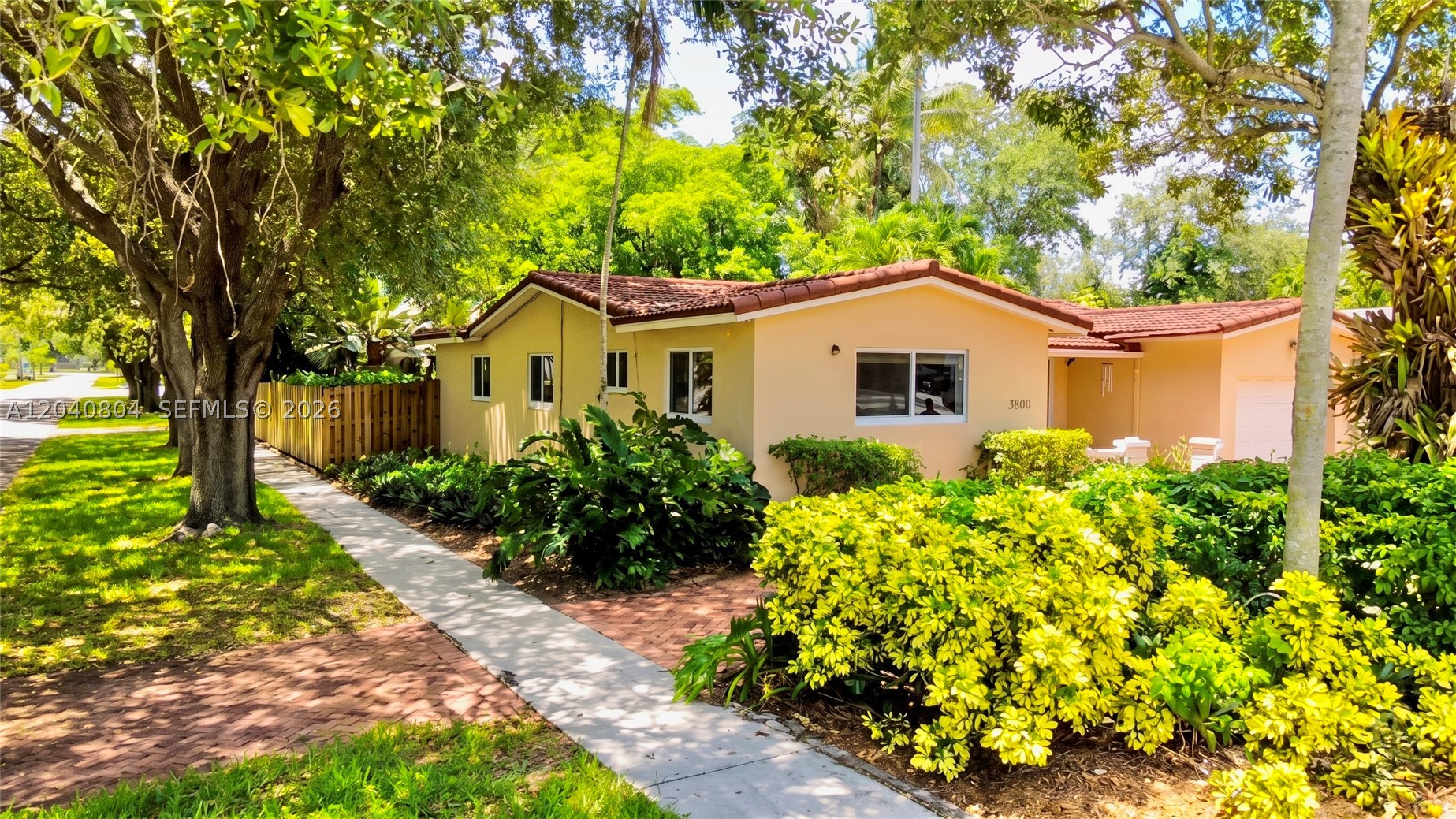 HOLLYWOOD HILLS - Residential
