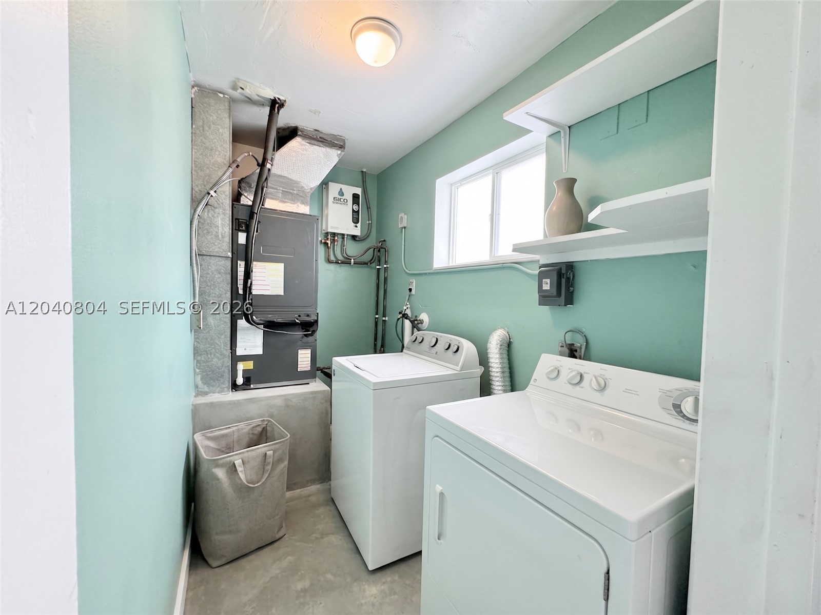HOLLYWOOD HILLS - Residential