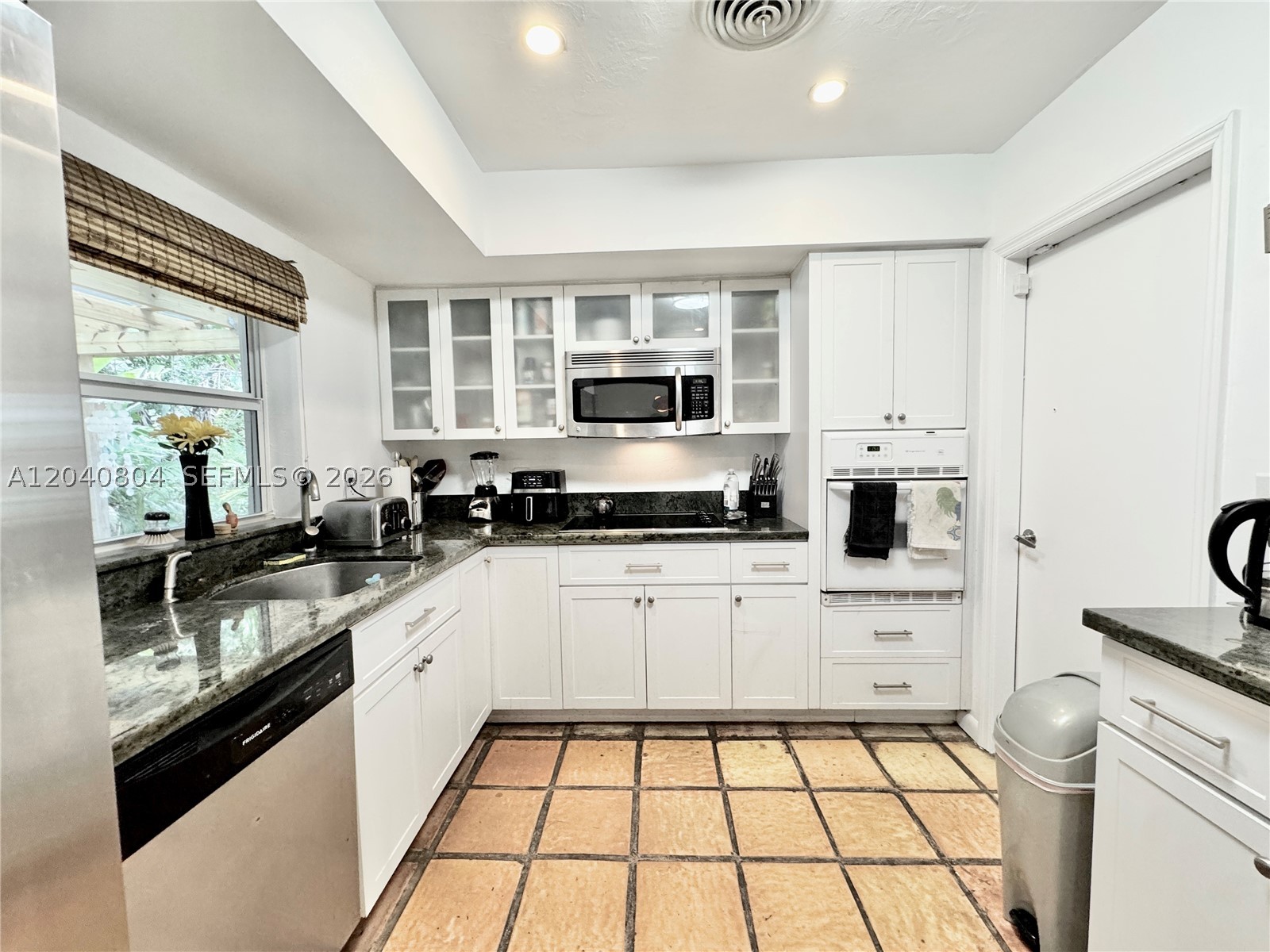 HOLLYWOOD HILLS - Residential